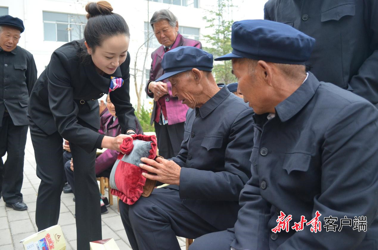 为敬老院孤寡老人送去温暖