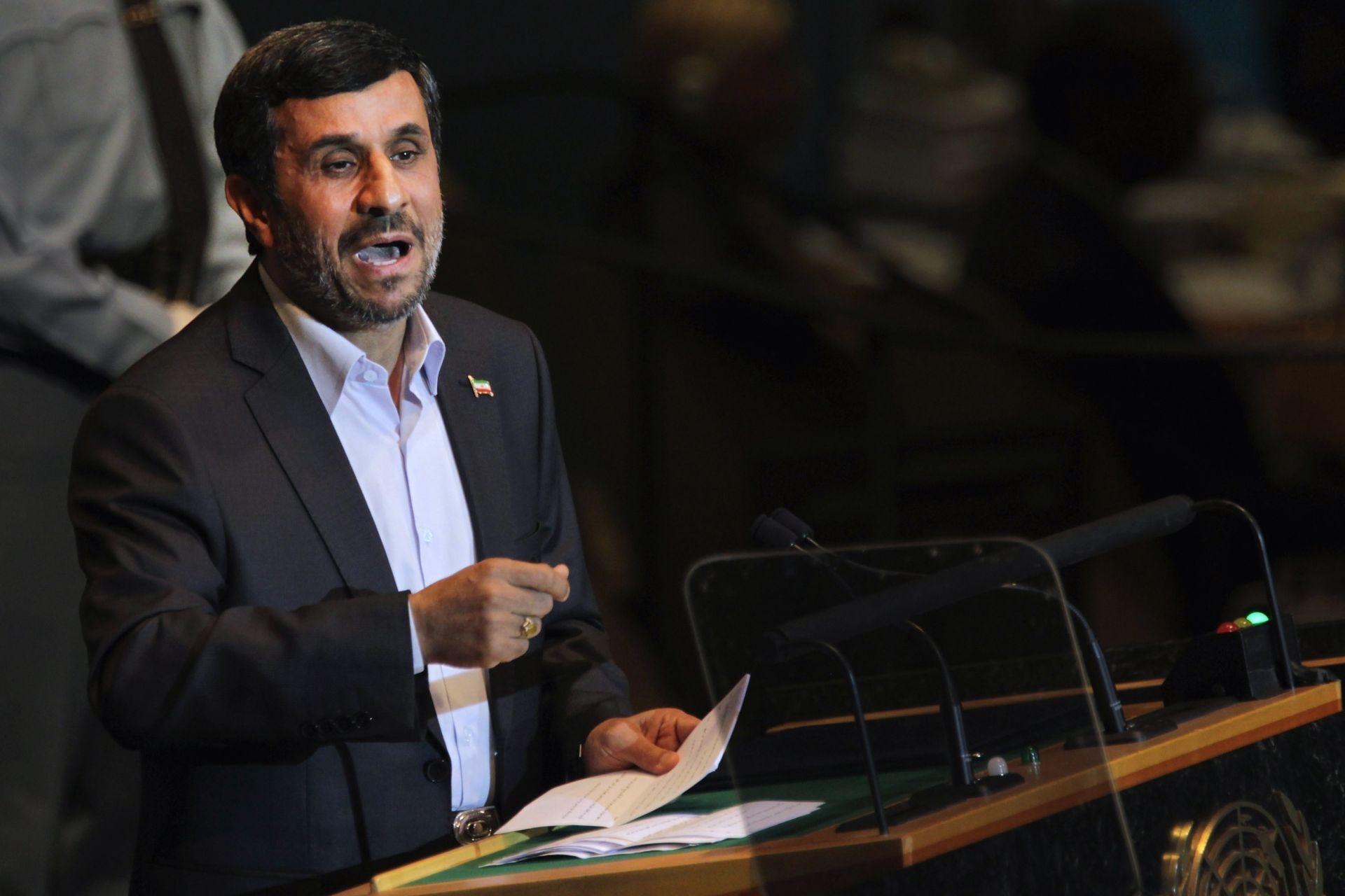 伊朗前总统内贾德被传死于美以空袭，家属否认