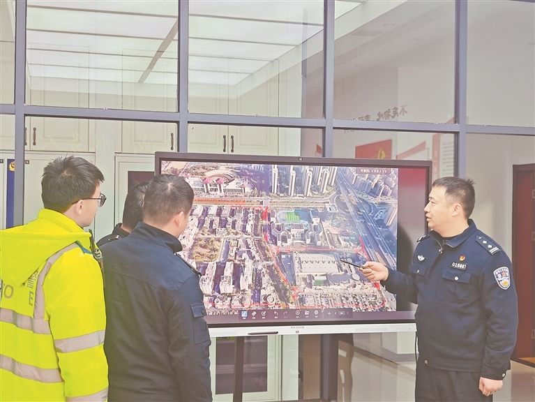 交警在根据车流研究交通组织方案。 本报全媒体记者 蔡颖辉摄