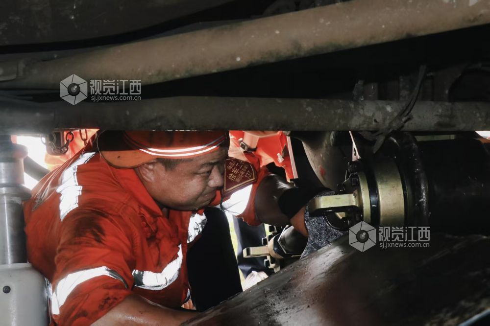 赣州东运用车间检车工长在检修车辆走行部。