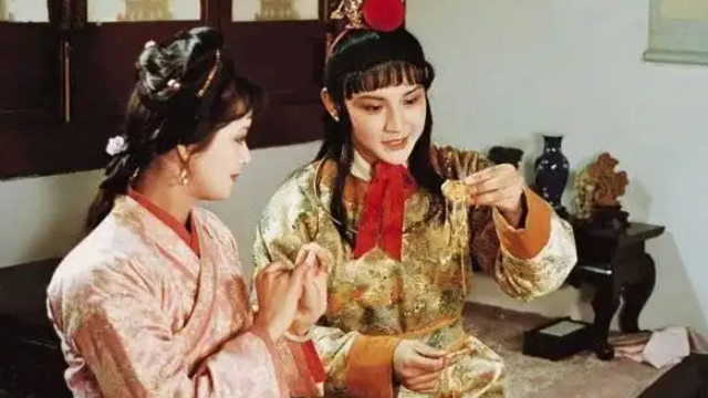 “贾宝玉”和“薛宝钗”隔空互怼，红学专家回应：多读原著