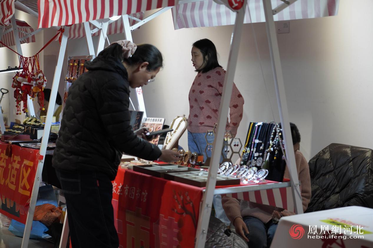 市民在集市买东西