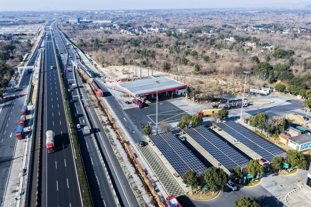 2026年1月7日拍摄的G50沪渝高速长兴服务区（无人机照片）。太阳能光伏板下是升级完成的高速服务区充电站。新华社记者 徐昱 摄