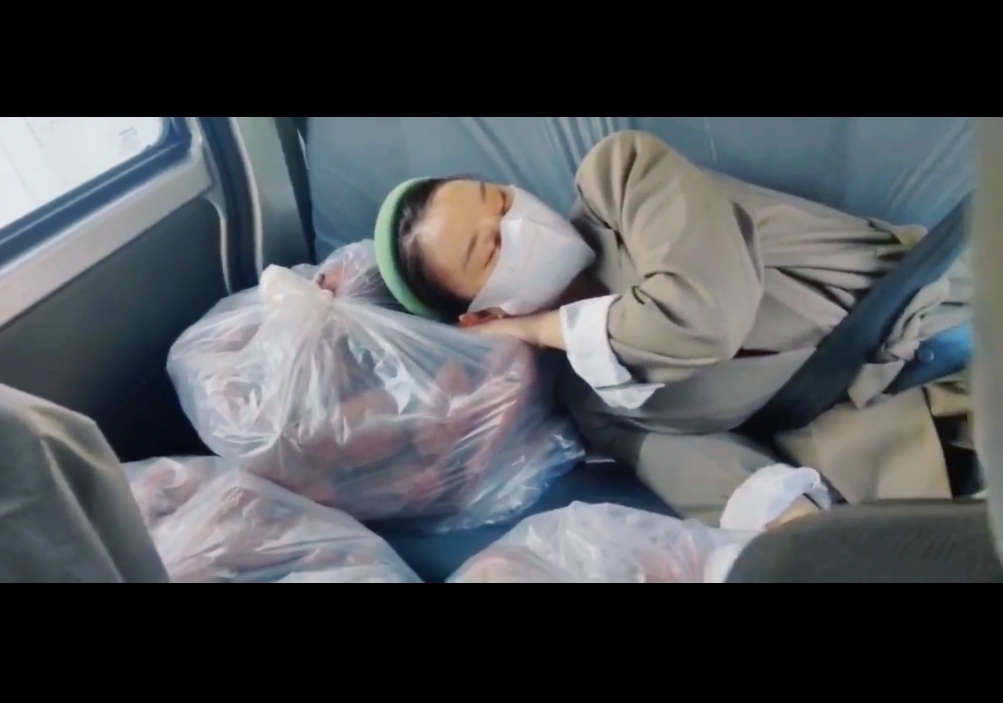 （早期创业时的马琪，“凌晨批发地瓜睡在了车上”。受访者供图。）