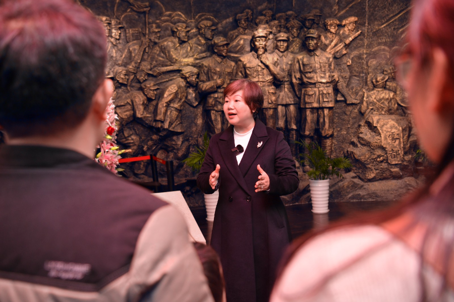 钟敏深情地向游客讲述红色文物背后的故事。