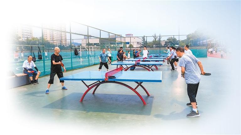 平凉市体育场内热闹非凡 新甘肃·甘肃日报通讯员 刘绣明