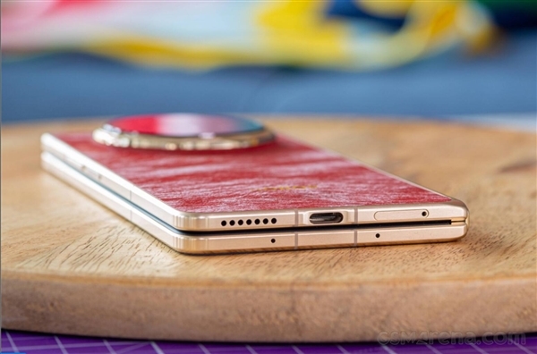 荣耀Magic V6真机图赏：全球最轻薄大折叠 老外被震撼到了