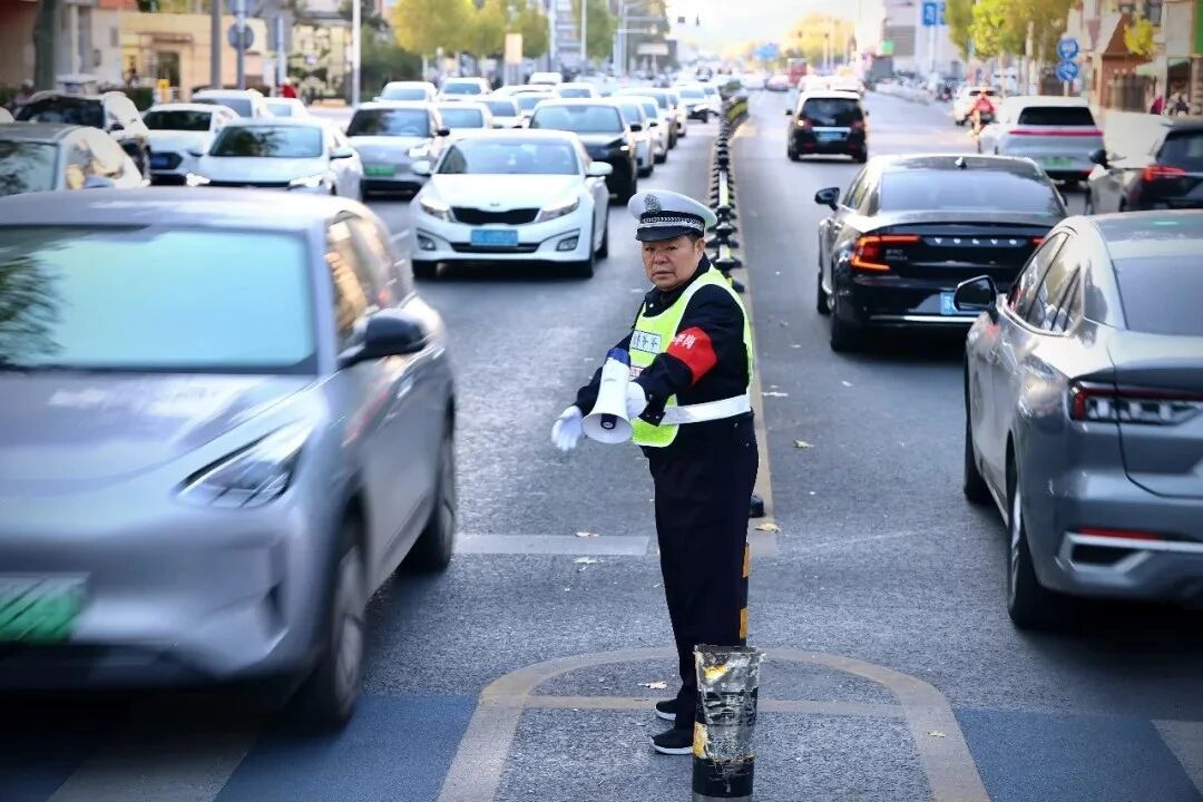 在徐州云龙，这一句“可以过了”，他喊了17年