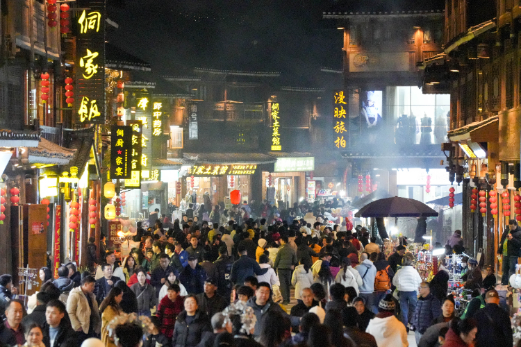 2026年2月19日，游客在贵州省黎平县肇兴侗寨游玩。新华社发（龙建睿摄）