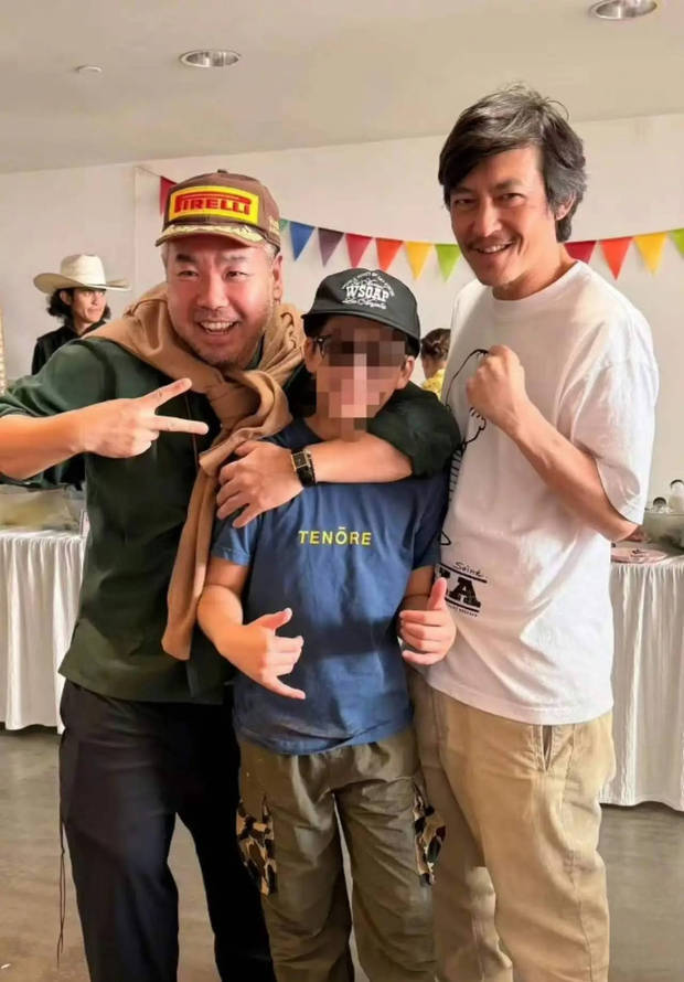 陈冠希与友人合影，状态显老态。