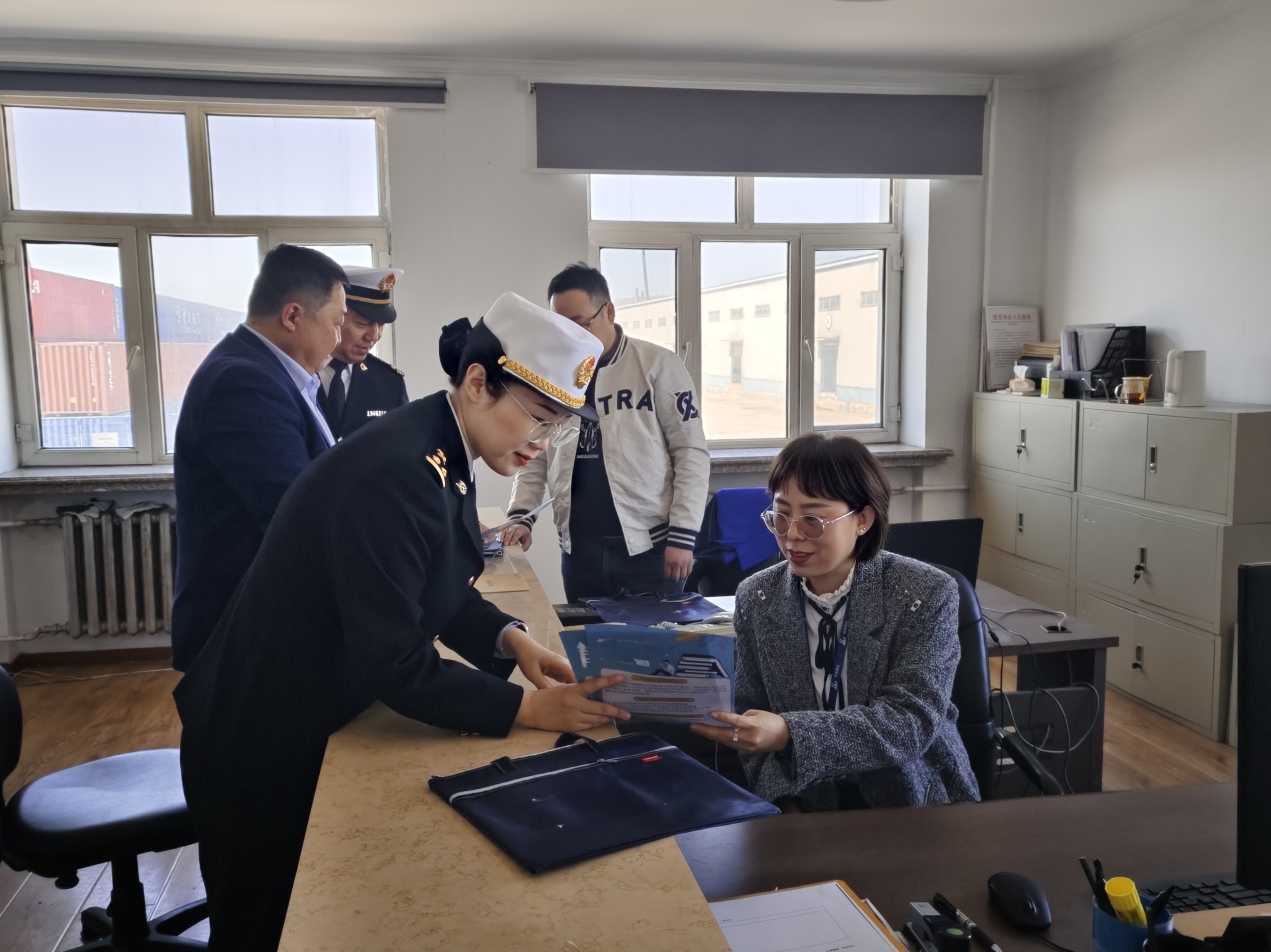 牡丹江海关关员对企宣讲无纸化退税政策