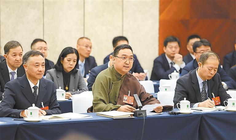 3月5日下午，十四届全国人大四次会议甘肃代表团审议政府工作报告。新甘肃&middot;甘肃日报记者　孟捷