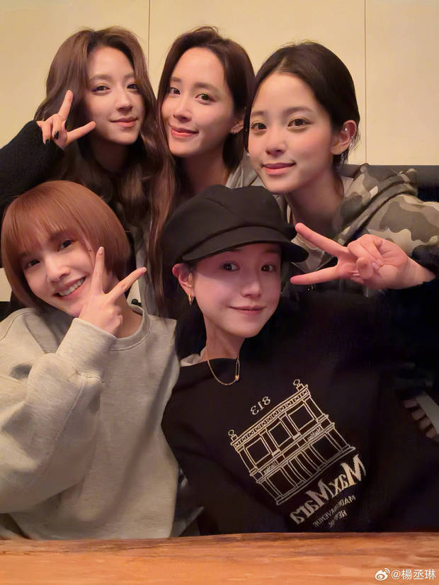 杨丞琳与陈妍希欧阳娜娜等人聚会。