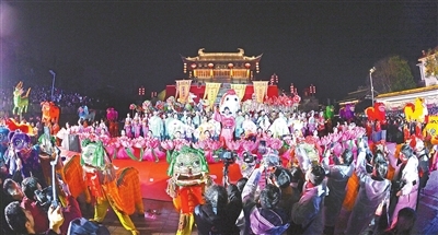 民俗队伍汇聚舞台，共同献上美好祝愿。