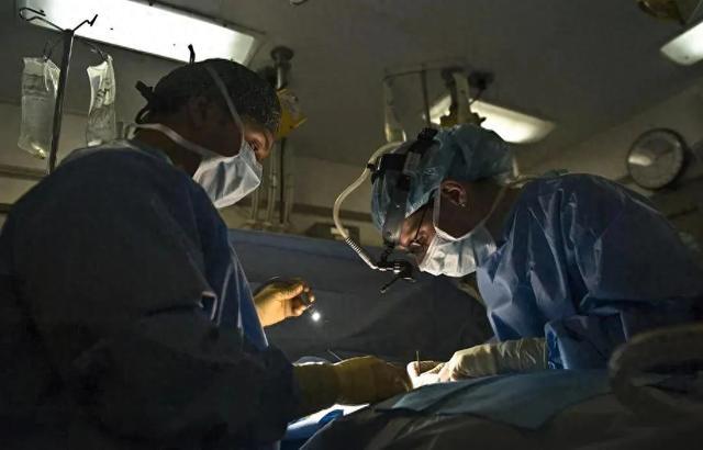 47岁男子深夜脑梗离世，提醒：晚上不要做5件事，加大脑梗风险