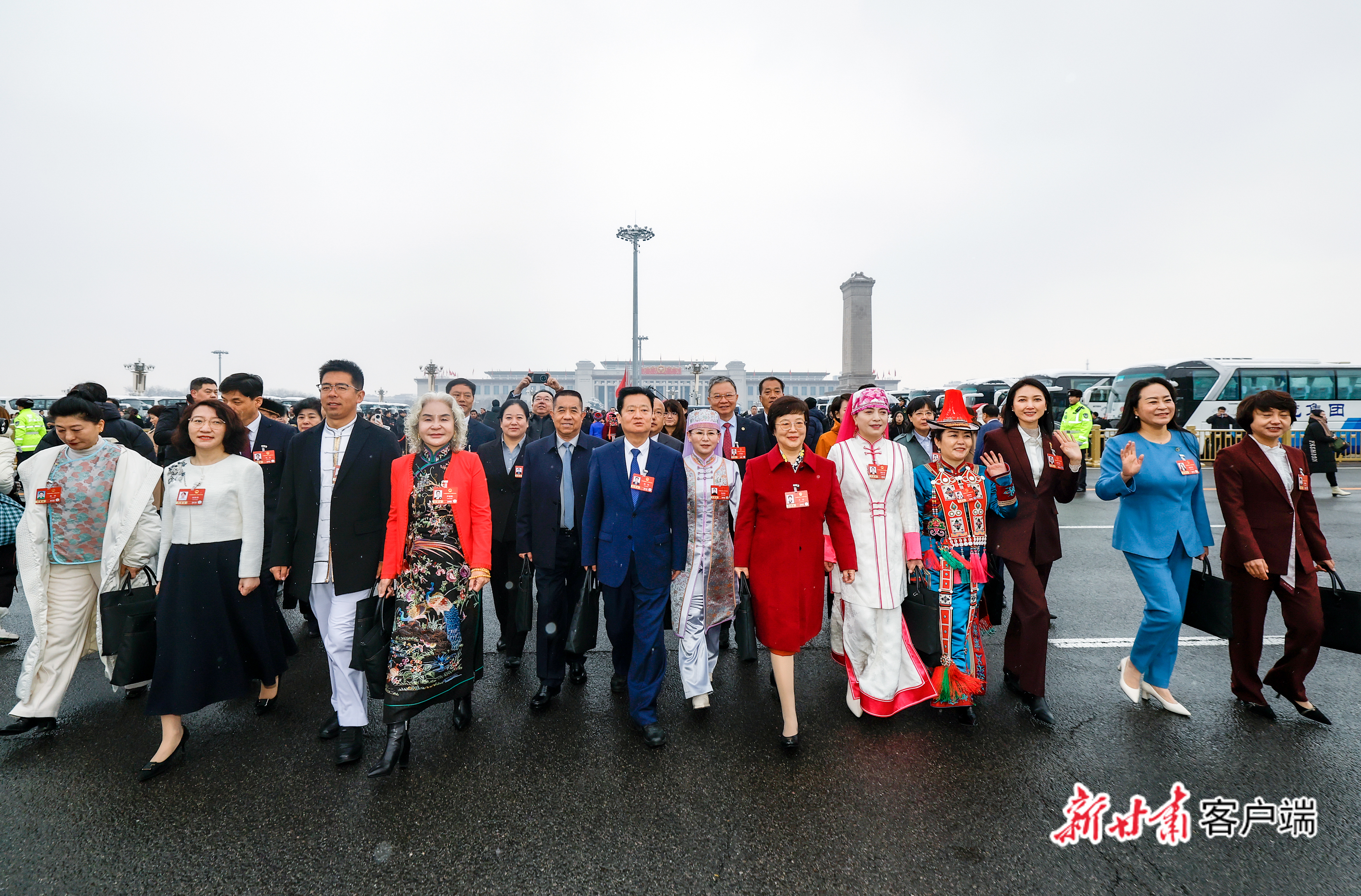 在甘全国人大代表参加开幕会　新甘肃&middot;甘肃日报记者　孟捷　摄