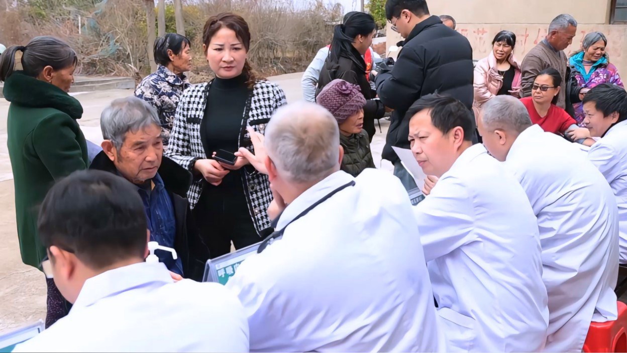 村民有序排队、医生耐心讲解,新余这场义诊有温度更有“医”靠