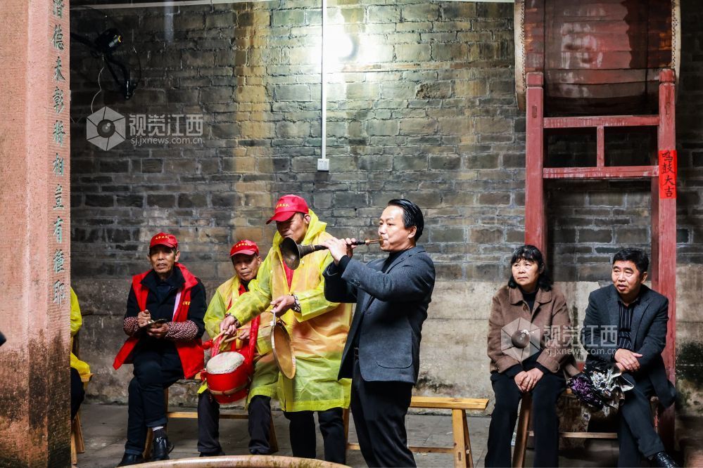 2026年3月1日，江西省吉安市青原区渼陂古村举办灯庆活动，现场锣鼓喧天，欢声阵阵。