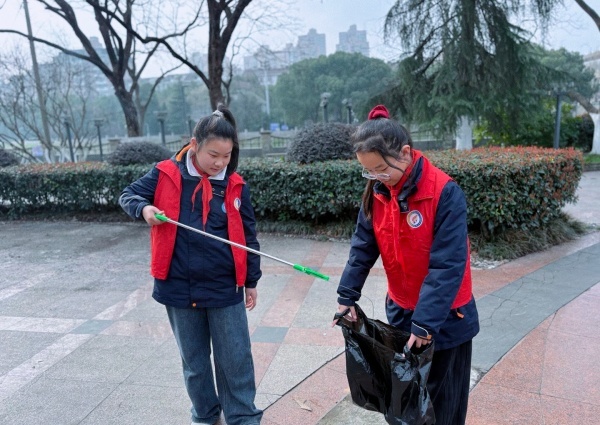 党员引领学雷锋 队员护河传美德——合肥市四河小学开展“我爱我家 我爱合肥 礼让文明”学雷锋志愿服务活动