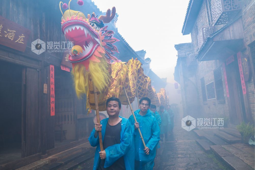 2026年3月1日，江西省吉安市青原区渼陂古村举办灯庆活动，现场锣鼓喧天，欢声阵阵。