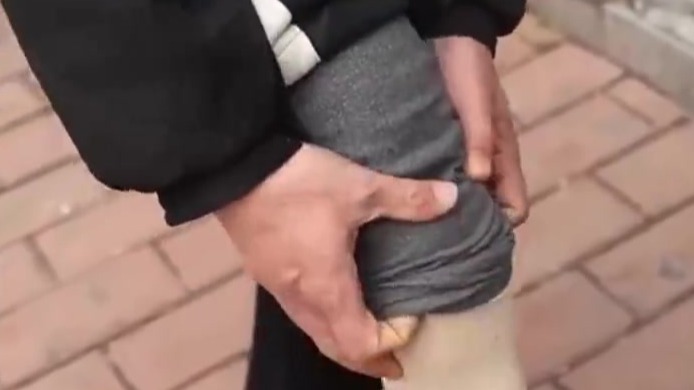 男子截肢后跑外卖成单王，称要为妻子攒100万