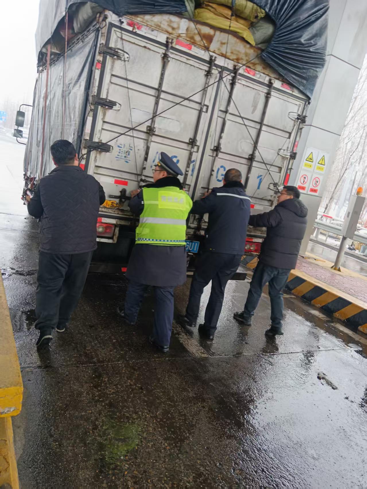 河北高速集团青银分公司栾城收费站：暖心推车解燃眉 真情守护助归途