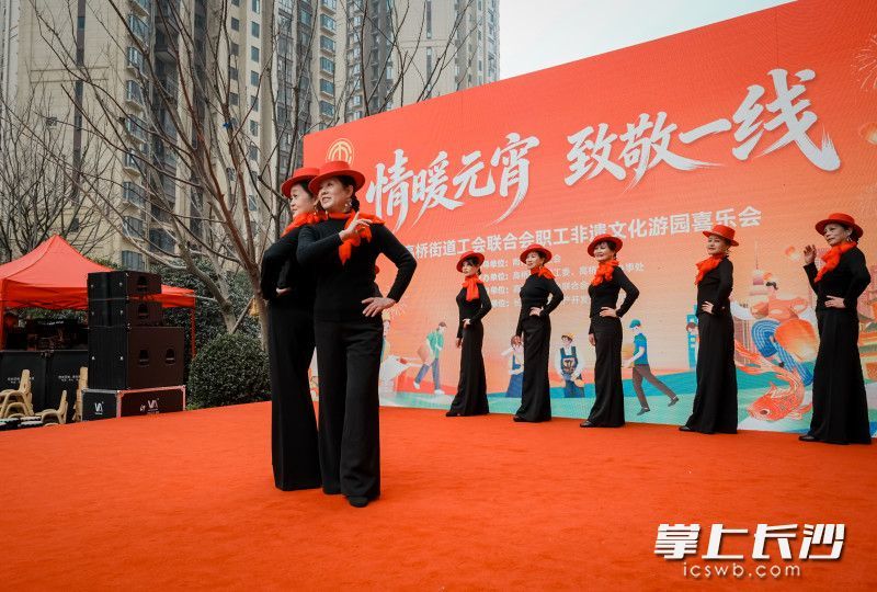 社区文艺骨干带来的“铿锵玫瑰”时装走秀尽显自信风采。