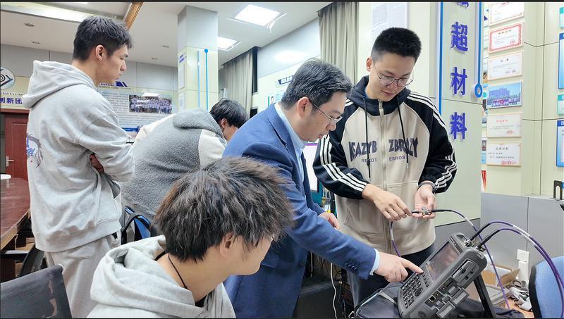 李龙教授和团队在工作中。受访团队供图