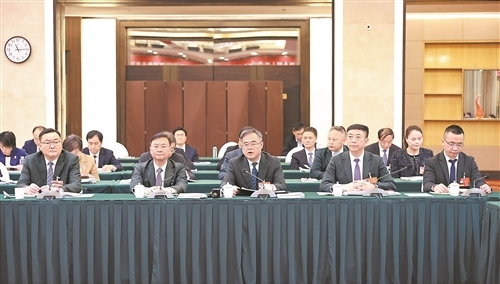 3月6日上午，十四届全国人大四次会议江西代表团举行全体会议，审查“十五五”规划纲要草案。 本报特派全媒体首席记者 海 波摄