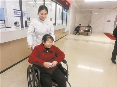 陪诊护士黄蔓菁为陈女士拿药