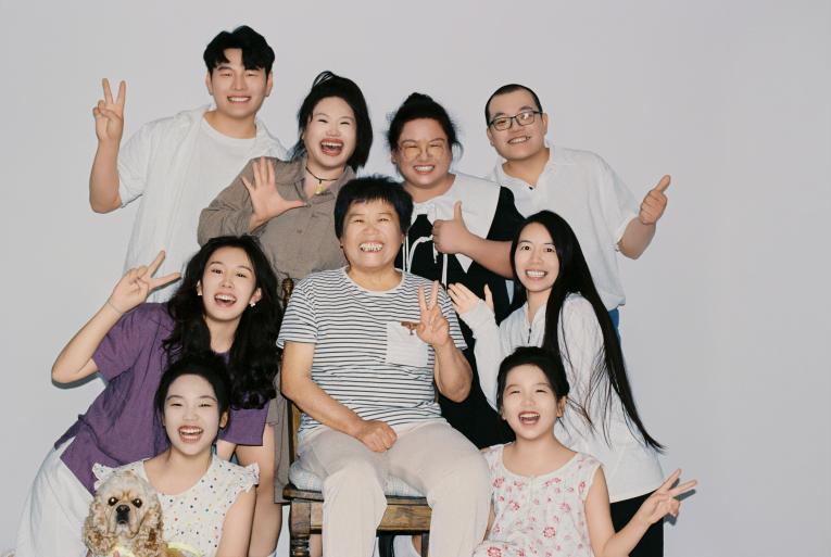 （李双和家人朋友的合影）