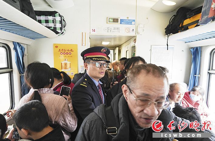 列车长陈颖正在车厢内巡视，这个春节他已连续工作70个小时。