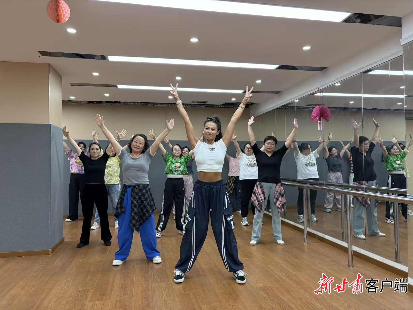 花开夜校的教室内，大家正在练习有氧燃脂舞。（焦家湾东社区供图）