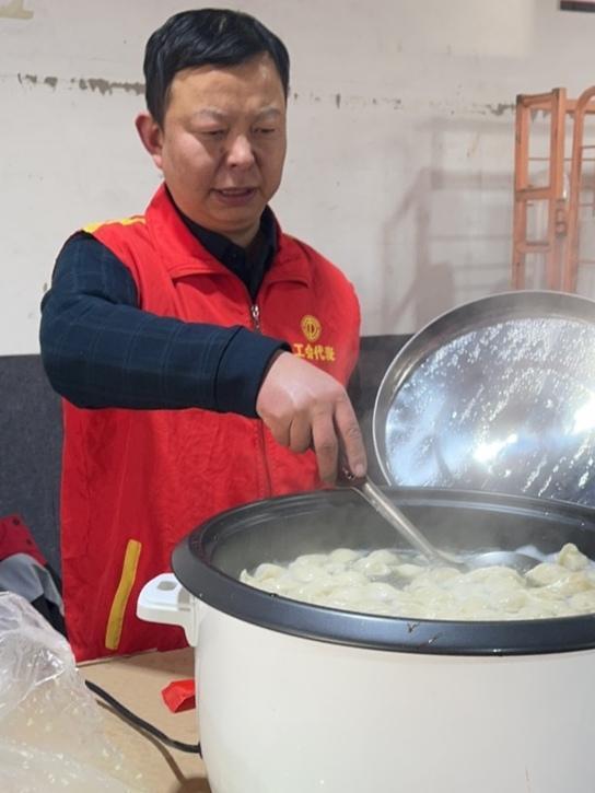 暖“心”闻:他是奔跑在古城街巷的“雷锋”快递员