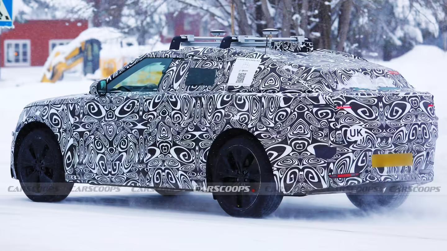 纯电版路虎揽胜星脉SUV路测图曝光:低趴车身、隐藏式门把手