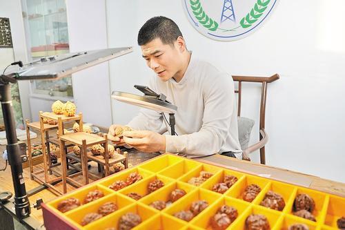 2月6日，在涞水县惠农麻核桃协会的跨境电商直播间，一名主播正在直播卖货。 本报记者 魏雨摄