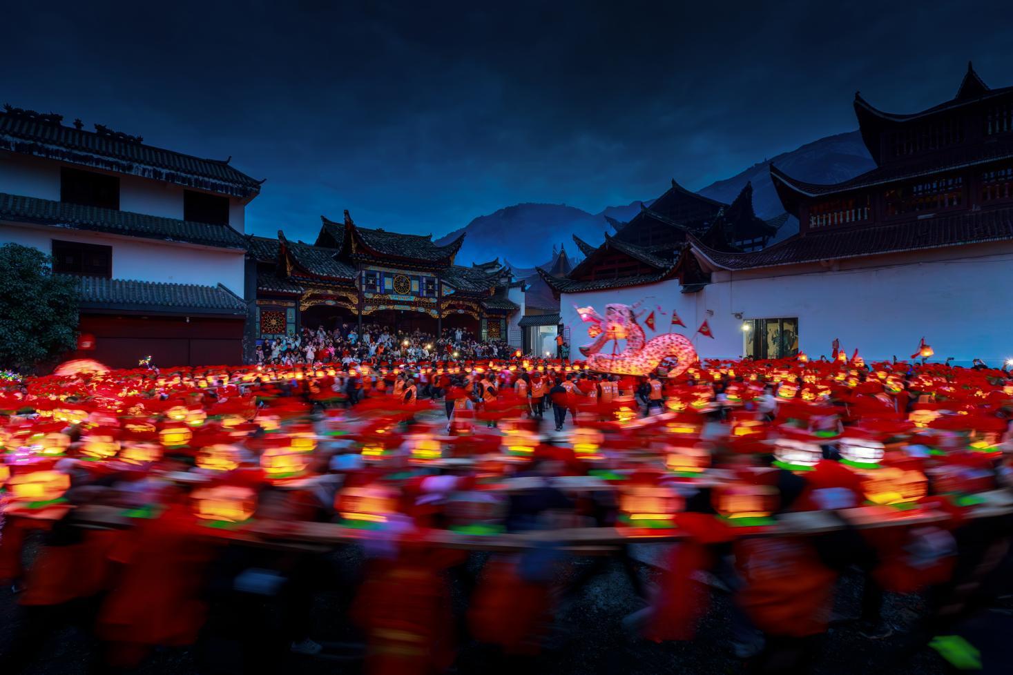 板凳龙舞动非遗之美。“板凳龙”龙身用长条木板连接而成，长达数十米。人们抬着龙身盘旋起舞，庆祝新年安康、人丁兴旺。 江西省文化和旅游厅 图