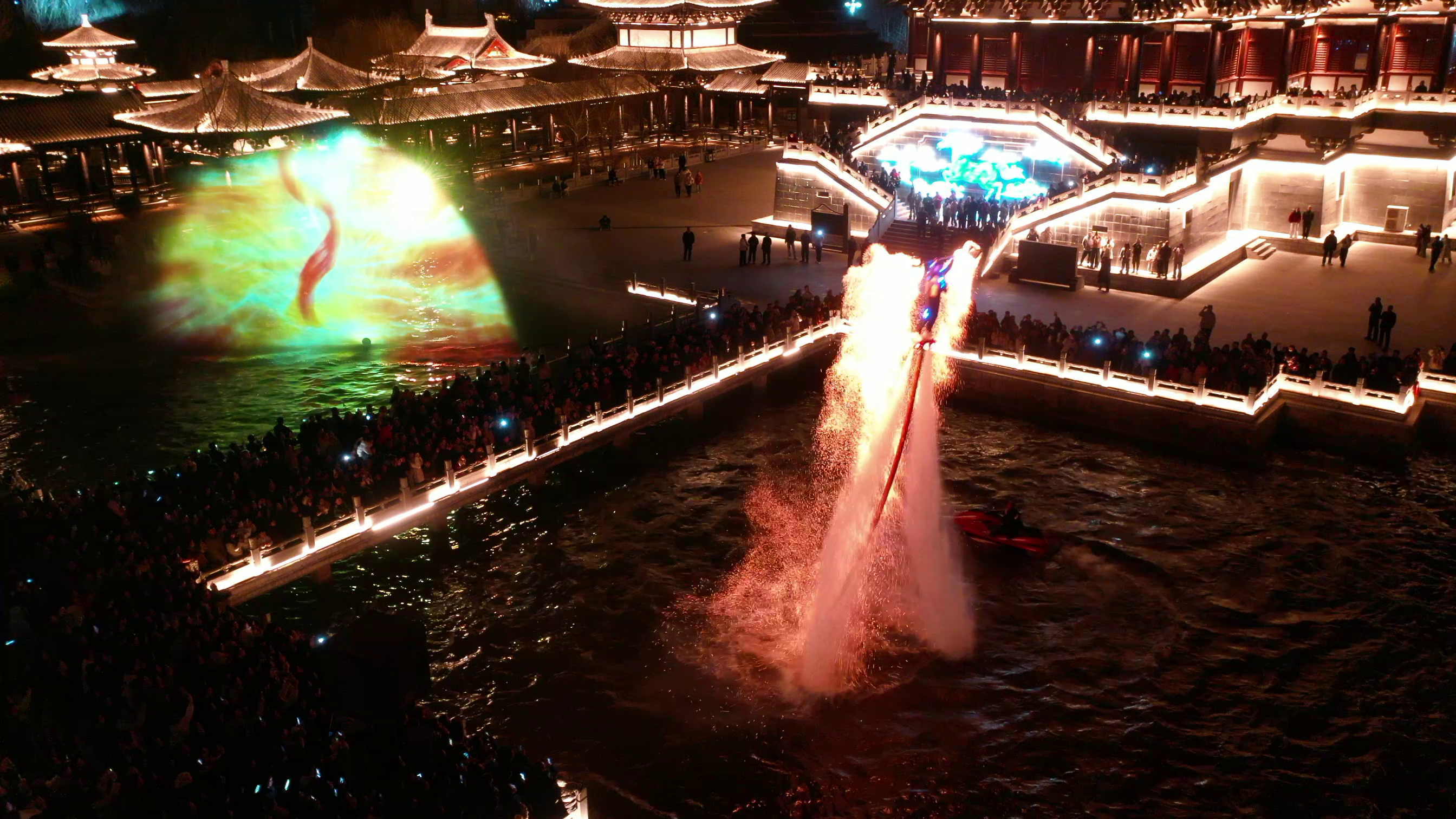 图为游客在大名宋街观看光影秀、火壶表演。新华网发