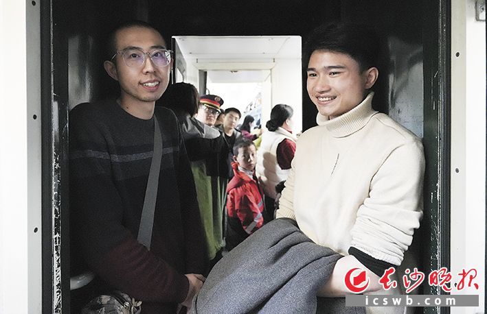 河北小伙崔江天，刚硕士毕业，这次去广州准备找份工作，他刚在这趟列车上认识湖南伢子小黄，两人相谈甚欢。