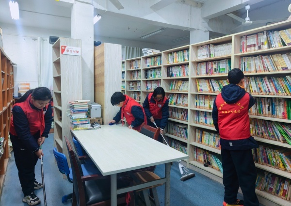 党员引领学雷锋 队员护河传美德——合肥市四河小学开展“我爱我家 我爱合肥 礼让文明”学雷锋志愿服务活动