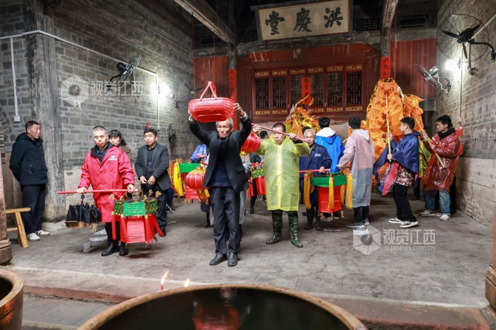 2026年3月1日，江西省吉安市青原区渼陂古村举办灯庆活动，现场锣鼓喧天，欢声阵阵。