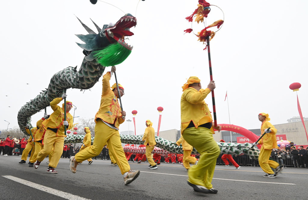 2月27日，在邯郸市峰峰矿区2026年元宵民俗文化展演活动上，表演者在进行民俗表演。