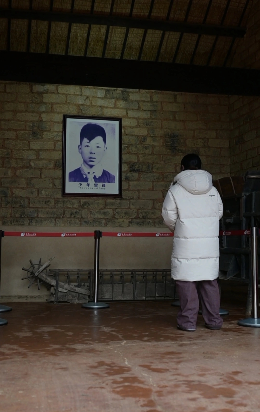 3月1日,周美玲来到湖南雷锋纪念馆雷锋故居前