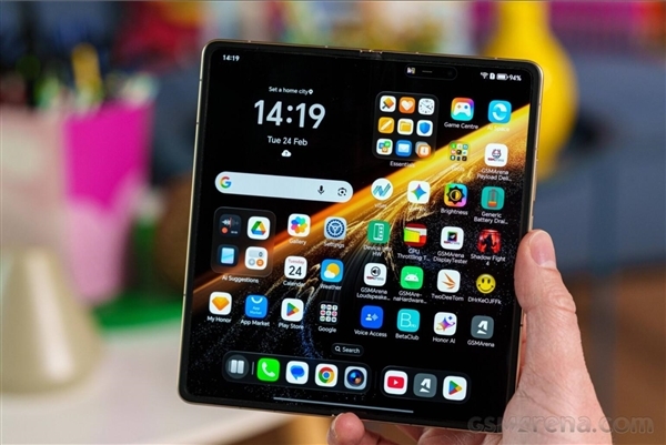 荣耀Magic V6真机图赏：全球最轻薄大折叠 老外被震撼到了