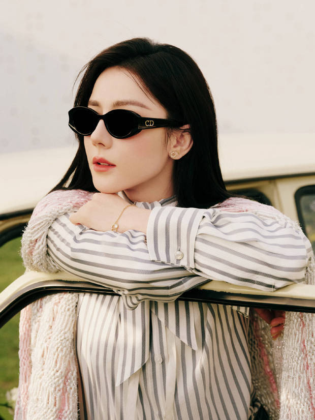 迪丽热巴倚在复古车旁，慵懒又精致。