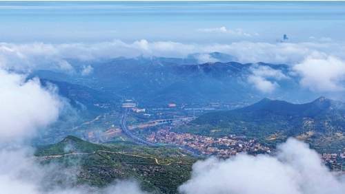 晨雾漫卷时 泉城入画来