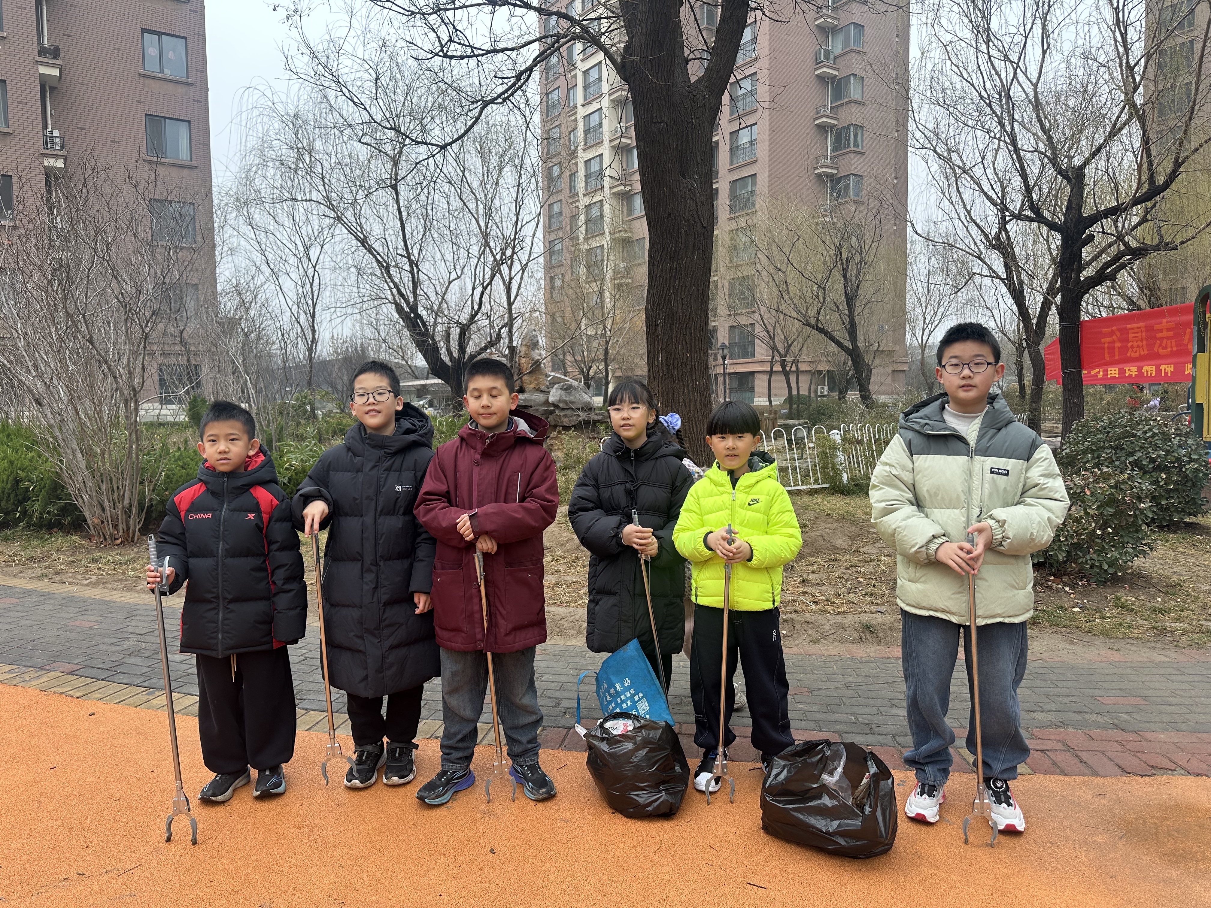 大手拉小手 共同学雷锋丨淄博经开区傅家镇盛世康城社区开展学雷锋志愿活动