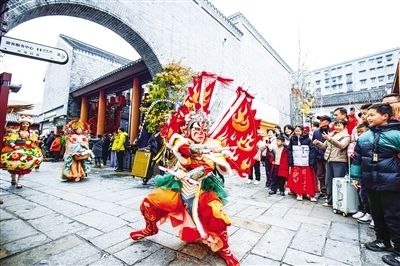 今年春节假期，万寿宫历史文化街区内人潮涌动，年味十足。
