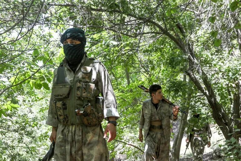 ▎2025年6月21日,在伊拉克苏莱曼尼亚郊区的伊拉克库尔德地区,来自伊朗库尔德反对派组织库尔德斯坦自由生活党(PJAK)的武装人员在与伊朗接壤的边境附近被拍到。图源:路透社