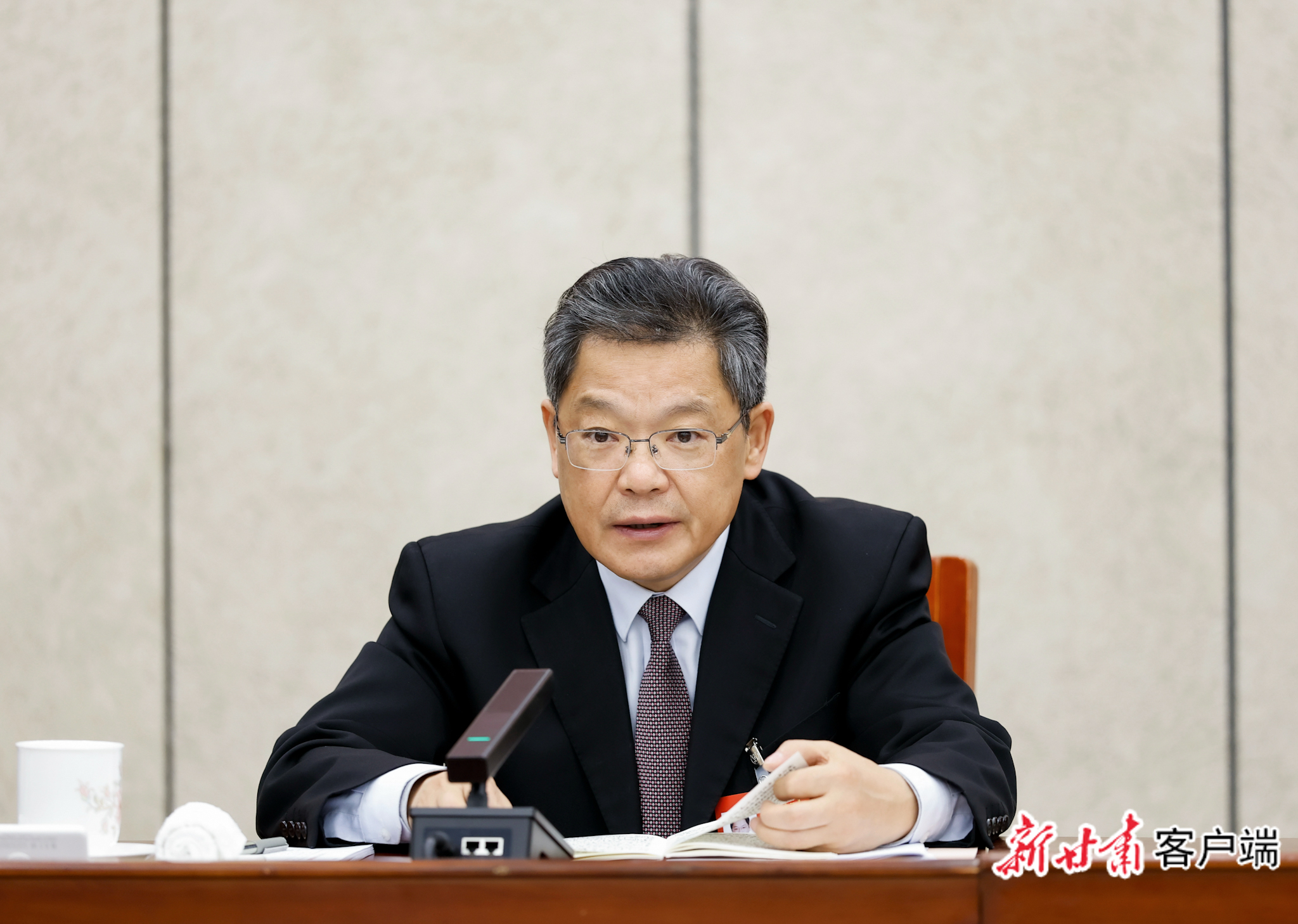 3月5日下午,全国人大代表、省委副书记、省长任振鹤在甘肃代表团审议李强总理所作的政府工作报告。新甘肃·甘肃日报记者 孟捷